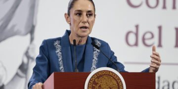 MEX5072. CIUDAD DE MÉXICO (MÉXICO), 12/06/2025.- La presidenta de México, Claudia Sheinbaum, participa este jueves durante una rueda de prensa en Palacio Nacional de la Ciudad de México (México). Sheinbaum aseguró que la Copa Mundial de fútbol que organizará México por tercera vez a partir del próximo 11 de junio de 2026, en conjunto con Estados Unidos y Canadá, pondrá en alto el nombre del país. EFE/ José Méndez