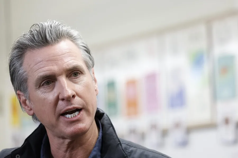 El gobernador de California demanda a Fox News por difamación y reclama 787 millones de dólares. Noticias en tiempo real