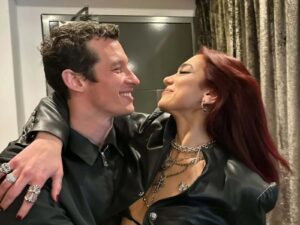 Dua Lipa confirma compromiso con Callum Turner y revela detalles del anillo. Noticias en tiempo real
