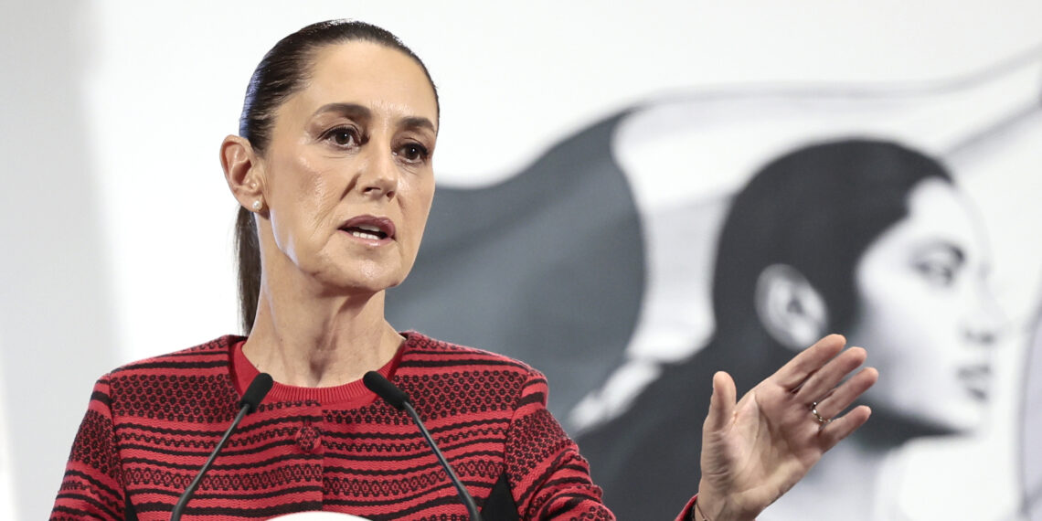 MEX5147. CIUDAD DE MÉXICO (MÉXICO), 13/06/2025.- La presidenta de México, Claudia Sheinbaum, habla durante una rueda de prensa este viernes, en el Palacio Nacional, en Ciudad de México (México). Sheinbaum aseguró que su Gobierno siempre va a promover la paz en el sentido amplio, en relación a la nueva ofensiva aérea de Israel contra Irán la noche del jueves. EFE/ José Méndez