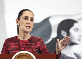 MEX5147. CIUDAD DE MÉXICO (MÉXICO), 13/06/2025.- La presidenta de México, Claudia Sheinbaum, habla durante una rueda de prensa este viernes, en el Palacio Nacional, en Ciudad de México (México). Sheinbaum aseguró que su Gobierno siempre va a promover la paz en el sentido amplio, en relación a la nueva ofensiva aérea de Israel contra Irán la noche del jueves. EFE/ José Méndez