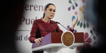 MEX5147. CIUDAD DE MÉXICO (MÉXICO), 13/06/2025.- La presidenta de México, Claudia Sheinbaum, habla durante una rueda de prensa este viernes, en el Palacio Nacional, en Ciudad de México (México). Sheinbaum aseguró que su Gobierno siempre va a promover la paz en el sentido amplio, en relación a la nueva ofensiva aérea de Israel contra Irán la noche del jueves. EFE/ José Méndez