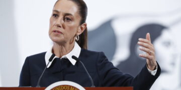 MEX4260. CIUDAD DE MÉXICO (MÉXICO), 04/06/2025.- La presidenta de México, Claudia Sheinbaum, habla durante una rueda de prensa este miércoles, en Palacio Nacional de la Ciudad de México (México). EFE/ Mario Guzmán