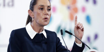 MEX4297. CIUDAD DE MÉXICO (MÉXICO), 04/06/2025.- La presidenta de México, Claudia Sheinbaum, participa este miércoles durante una rueda de prensa en Palacio Nacional de la Ciudad de México (México). Sheinbaum llamó a los nuevos integrantes de la Suprema Corte de Justicia de la Nación (SCJN) a ser ejemplo de honestidad, austeridad y justicia para todos, al destacar que con su llegada comienza una transformación profunda del Poder Judicial. EFE/ Mario Guzmán