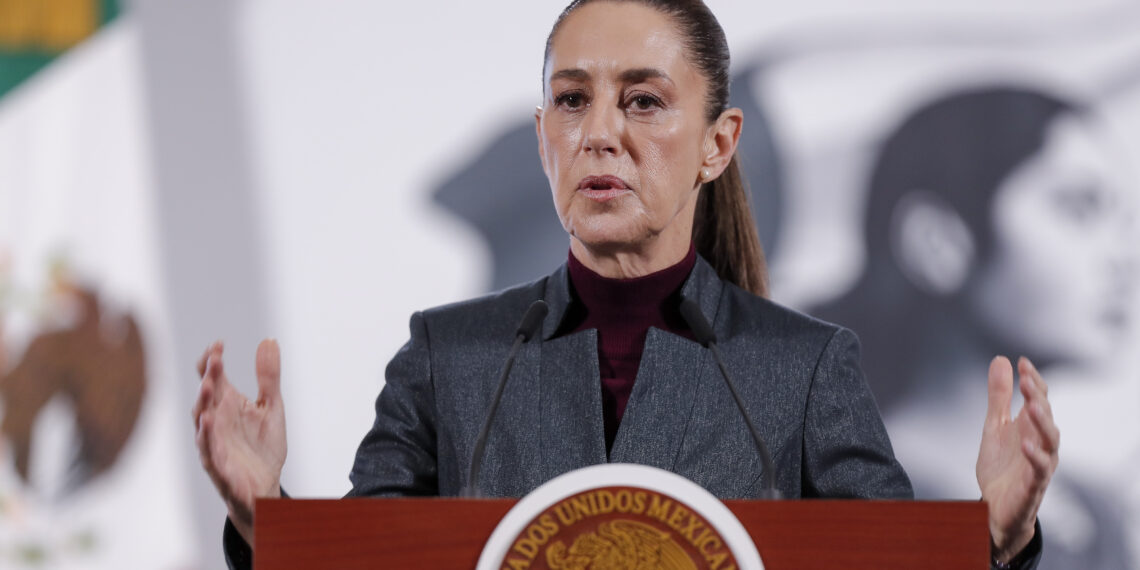 MEX5896. CIUDAD DE MÉXICO (MÉXICO), 19/06/2025.- La presidenta de México, Claudia Sheinbaum, habla durante una rueda de prensa este jueves, en Palacio Nacional en la Ciudad en México (México). Sheinbaum descartó un posible paro de proveedores del sector energético anunciado esta semana debido a las deudas acumuladas de la estatal Petróleos Mexicanos (Pemex) pues la empresa ya ha pagado 147.000 millones de pesos (unos 7.300 millones de dólares). EFE/ Isaac Esquivel