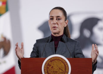 MEX5896. CIUDAD DE MÉXICO (MÉXICO), 19/06/2025.- La presidenta de México, Claudia Sheinbaum, habla durante una rueda de prensa este jueves, en Palacio Nacional en la Ciudad en México (México). Sheinbaum descartó un posible paro de proveedores del sector energético anunciado esta semana debido a las deudas acumuladas de la estatal Petróleos Mexicanos (Pemex) pues la empresa ya ha pagado 147.000 millones de pesos (unos 7.300 millones de dólares). EFE/ Isaac Esquivel