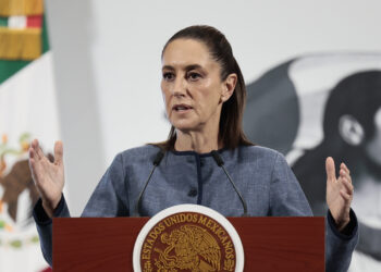 MEX4721. CIUDAD DE MÉXICO (MÉXICO), 09/06/2025.- La presidenta de México, Claudia Sheinbaum, participa este lunes durante una rueda de prensa en Palacio Nacional de la Ciudad de México (México). Sheinbaum instó a que los procedimientos migratorios se realicen de acuerdo "al debido proceso" y sean "respetuosos con la dignidad humana", al comentar las redadas migratorias llevadas a cabo por las autoridades estadounidense en Los Ángeles (California) que resultaron en la detención de 42 mexicanos. EFE/ José Méndez
