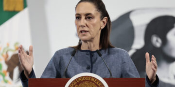 MEX4721. CIUDAD DE MÉXICO (MÉXICO), 09/06/2025.- La presidenta de México, Claudia Sheinbaum, participa este lunes durante una rueda de prensa en Palacio Nacional de la Ciudad de México (México). Sheinbaum instó a que los procedimientos migratorios se realicen de acuerdo "al debido proceso" y sean "respetuosos con la dignidad humana", al comentar las redadas migratorias llevadas a cabo por las autoridades estadounidense en Los Ángeles (California) que resultaron en la detención de 42 mexicanos. EFE/ José Méndez