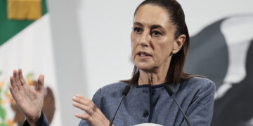 MEX4721. CIUDAD DE MÉXICO (MÉXICO), 09/06/2025.- La presidenta de México, Claudia Sheinbaum, participa este lunes durante una rueda de prensa en Palacio Nacional de la Ciudad de México (México). Sheinbaum instó a que los procedimientos migratorios se realicen de acuerdo "al debido proceso" y sean "respetuosos con la dignidad humana", al comentar las redadas migratorias llevadas a cabo por las autoridades estadounidense en Los Ángeles (California) que resultaron en la detención de 42 mexicanos. EFE/ José Méndez