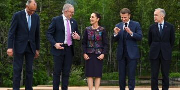 Kananaskis (Canada), 17/06/2025.- (L-R) Chancellor of Germany Friedrich Merz, Australian Prime Minister Anthony Albanese, President of Mexico Claudia Sheinbaum, President of France Emmanuel Macron and Prime Minister of Canada Mark Carney at the G7, Ukraine, NATO and Outreach family photograph at the G7 Leaders' Summit in Kananaskis, Alberta, Canada, 17 June 2025. World leaders are gathered from 15 to 17 June 2025 for the annual G7 Summit. (Francia, Alemania, Ucrania) EFE/EPA/LUKAS COCH AUSTRALIA AND NEW ZEALAND OUT