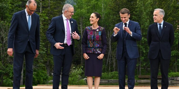 Kananaskis (Canada), 17/06/2025.- (L-R) Chancellor of Germany Friedrich Merz, Australian Prime Minister Anthony Albanese, President of Mexico Claudia Sheinbaum, President of France Emmanuel Macron and Prime Minister of Canada Mark Carney at the G7, Ukraine, NATO and Outreach family photograph at the G7 Leaders' Summit in Kananaskis, Alberta, Canada, 17 June 2025. World leaders are gathered from 15 to 17 June 2025 for the annual G7 Summit. (Francia, Alemania, Ucrania) EFE/EPA/LUKAS COCH AUSTRALIA AND NEW ZEALAND OUT