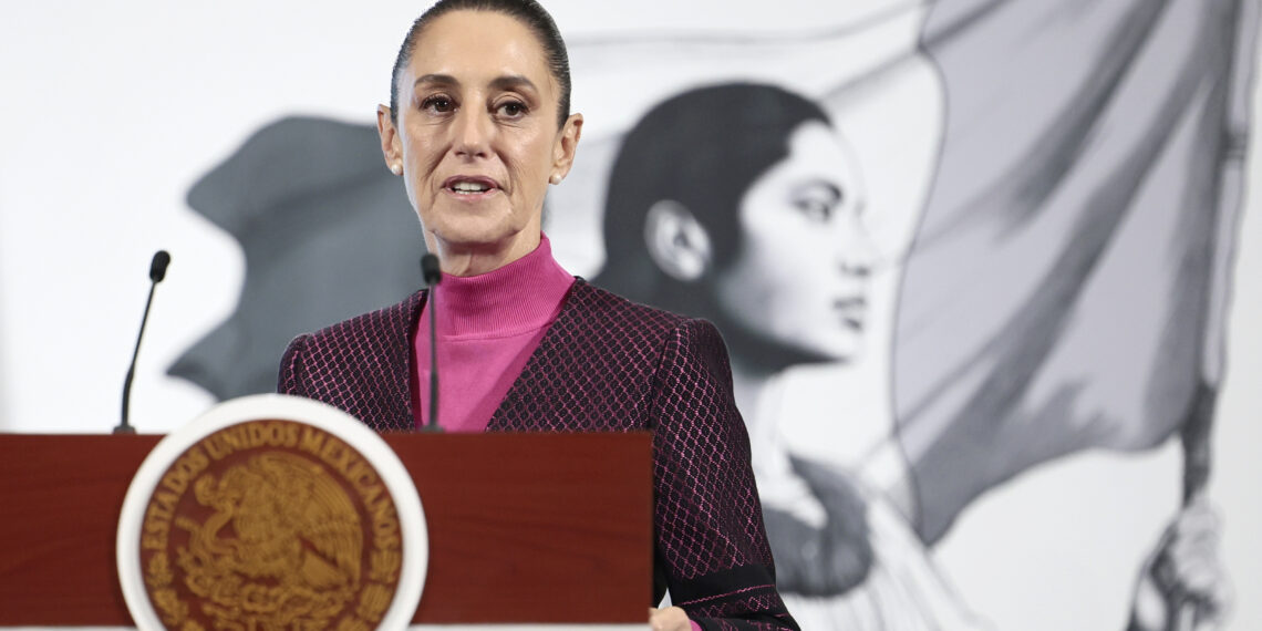 MEX8358. CIUDAD DE MÉXICO (MÉXICO),  22/07/2025.- La presidenta de México, Claudia Sheinbaum, habla durante su conferencia de prensa matutina este martes en Palacio Nacional de la Ciudad de México (México). EFE/José Méndez
