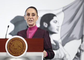 MEX8358. CIUDAD DE MÉXICO (MÉXICO),  22/07/2025.- La presidenta de México, Claudia Sheinbaum, habla durante su conferencia de prensa matutina este martes en Palacio Nacional de la Ciudad de México (México). EFE/José Méndez