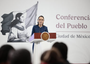 MEX8309. CIUDAD DE MÉXICO (MÉXICO), 21/07/2025.- La presidenta de México, Claudia Sheinbaum, habla durante una rueda de prensa este lunes, en Palacio Nacional en la Ciudad de México (México). EFE/ José Méndez