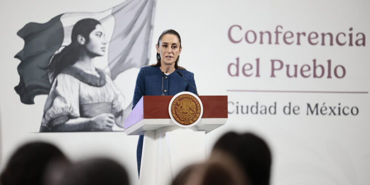 MEX8309. CIUDAD DE MÉXICO (MÉXICO), 21/07/2025.- La presidenta de México, Claudia Sheinbaum, habla durante una rueda de prensa este lunes, en Palacio Nacional en la Ciudad de México (México). EFE/ José Méndez
