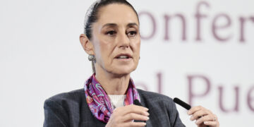 MEX8423. CIUDAD DE MÉXICO (MÉXICO), 23/07/2025.- La presidenta de México, Claudia Sheinbaum, habla en una rueda de prensa este miércoles, en el Palacio Nacional, en Ciudad de México (México). EFE/José Méndez