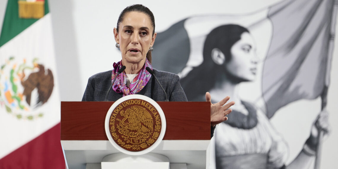 MEX8431. CIUDAD DE MÉXICO (MÉXICO), 23/07/2025.- La presidenta de México, Claudia Sheinbaum, habla durante una rueda de prensa este miércoles, en el Palacio Nacional, en Ciudad de México (México). Sheinbaum descartó cualquier posible alerta ante el presunto uso de drones por parte de organizaciones del crimen organizado en la frontera con Estados Unidos, luego de que autoridades de seguridad estadounidenses advirtieran de esta posible actuación. EFE/José Méndez