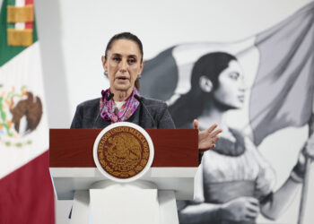 MEX8431. CIUDAD DE MÉXICO (MÉXICO), 23/07/2025.- La presidenta de México, Claudia Sheinbaum, habla durante una rueda de prensa este miércoles, en el Palacio Nacional, en Ciudad de México (México). Sheinbaum descartó cualquier posible alerta ante el presunto uso de drones por parte de organizaciones del crimen organizado en la frontera con Estados Unidos, luego de que autoridades de seguridad estadounidenses advirtieran de esta posible actuación. EFE/José Méndez