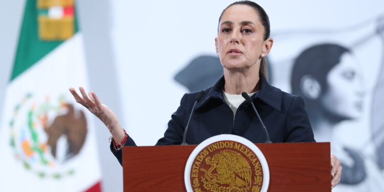 MEX6816. CIUDAD DE MÉXICO (MÉXICO), 01/07/2025.- La presidenta de México, Claudia Sheinbaum, participa durante una rueda de prensa este martes, en Palacio Nacional de la Ciudad de México (México). Sheinbaum celebró la decisión de Estados Unidos de reabrir de forma escalonada la frontera para el ganado mexicano a partir del 7 de julio tras la crisis por la plaga del gusano barrenador, aunque acotó que siguen las mesas de trabajo para acelerar esta reapertura. EFE/Mario Guzmán