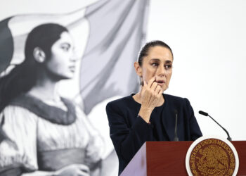 MEX8598. CIUDAD DE MÉXICO (MÉXICO), 25/07/2025.- La presidenta de México, Claudia Sheinbaum, habla en una rueda de prensa este viernes, en el Palacio Nacional, en Ciudad de México (México). Sheinbaum prometió que no habrá impunidad en el asesinato de una maestra jubilada, de 62 años, que fue secuestrada mientras conducía su taxi por un grupo criminal y obligada a grabar un video para amenazar a otros taxistas sobre el pago de cuotas (extorsión), el cual circuló en redes sociales en los últimos días. EFE/José Méndez