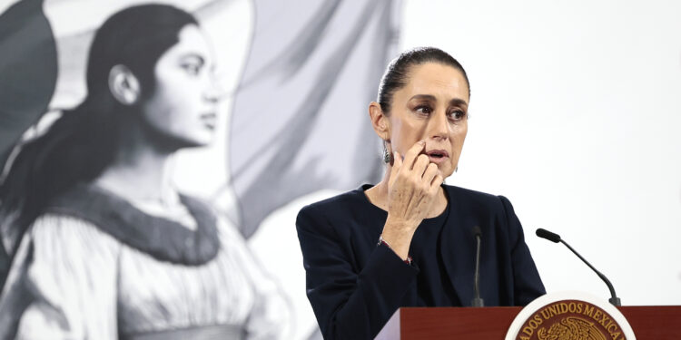 MEX8598. CIUDAD DE MÉXICO (MÉXICO), 25/07/2025.- La presidenta de México, Claudia Sheinbaum, habla en una rueda de prensa este viernes, en el Palacio Nacional, en Ciudad de México (México). Sheinbaum prometió que no habrá impunidad en el asesinato de una maestra jubilada, de 62 años, que fue secuestrada mientras conducía su taxi por un grupo criminal y obligada a grabar un video para amenazar a otros taxistas sobre el pago de cuotas (extorsión), el cual circuló en redes sociales en los últimos días. EFE/José Méndez