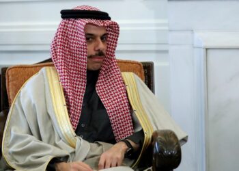 　ＣＮＮが１月２７日報じたところによると、サウジアラビアのファイサル外相（写真）は、イスラエル人のサウジ渡航を認めない立場を示した。イスラエルが一定の条件下でサウジを訪れることを許可すると表明したのを受けたもの。ギリシャのアテネで２４日撮影（２０２０年　ロイター/Costas Baltas）