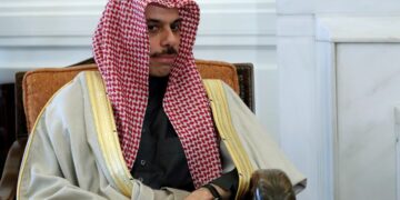 　ＣＮＮが１月２７日報じたところによると、サウジアラビアのファイサル外相（写真）は、イスラエル人のサウジ渡航を認めない立場を示した。イスラエルが一定の条件下でサウジを訪れることを許可すると表明したのを受けたもの。ギリシャのアテネで２４日撮影（２０２０年　ロイター/Costas Baltas）