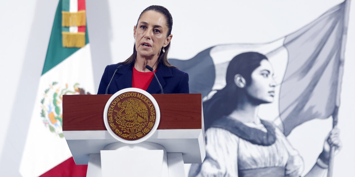 MEX7177. CIUDAD DE MÉXICO (MÉXICO), 07/07/2025.- La presidenta de México, Claudia Sheinbaum, participa este lunes durante una rueda de prensa en Palacio Nacional de la Ciudad de México (México). Sheinbaum expresó su rechazó a la amenaza del presidente de Estados Unidos, Donald Trump, de imponer un 10 % adicional de aranceles a cualquier país que se alineara con las políticas antiamericanas de los BRICS, a cuya cumbre asiste México como "observador". EFE/Sáshenka Gutiérrez