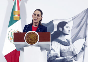 MEX7177. CIUDAD DE MÉXICO (MÉXICO), 07/07/2025.- La presidenta de México, Claudia Sheinbaum, participa este lunes durante una rueda de prensa en Palacio Nacional de la Ciudad de México (México). Sheinbaum expresó su rechazó a la amenaza del presidente de Estados Unidos, Donald Trump, de imponer un 10 % adicional de aranceles a cualquier país que se alineara con las políticas antiamericanas de los BRICS, a cuya cumbre asiste México como "observador". EFE/Sáshenka Gutiérrez