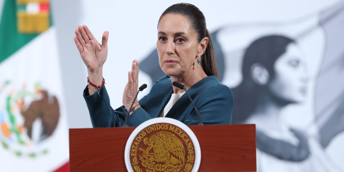 MEX7384. CIUDAD DE MÉXICO (MÉXICO), 09/07/2025.- La presidenta de México, Claudia Sheinbaum, habla durante una rueda de prensa este miércoles, en el Palacio Nacional de la Ciudad de México (México). Sheinbaum confirmó que el Departamento del Tesoro de Estados amplió el plazo establecido originalmente para la entrada en vigor de bloqueos contra CI Banco, Intercam y Vector Casa de Bolsa, acusados de lavado de dinero vinculado al crimen organizado. EFE/ Mario Guzmán