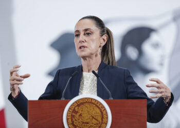 MEX8926. CIUDAD DE MÉXICO (MÉXICO), 30/07/2025.- La presidenta de México, Claudia Sheinbaum, habla durante una rueda de prensa este miércoles, en el Palacio Nacional, en Ciudad de México (México). Sheinbaum descartó hasta ahora daños en el país por el terremoto de magnitud 8,8 que azotó el martes a la península rusa de Kamchatka, aunque alertó por el aumento en el nivel del mar en las costas del Pacífico. EFE/ Isaac Esquivel