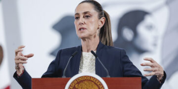MEX8926. CIUDAD DE MÉXICO (MÉXICO), 30/07/2025.- La presidenta de México, Claudia Sheinbaum, habla durante una rueda de prensa este miércoles, en el Palacio Nacional, en Ciudad de México (México). Sheinbaum descartó hasta ahora daños en el país por el terremoto de magnitud 8,8 que azotó el martes a la península rusa de Kamchatka, aunque alertó por el aumento en el nivel del mar en las costas del Pacífico. EFE/ Isaac Esquivel