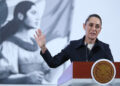 MEX6818. CIUDAD DE MÉXICO (MÉXICO), 01/07/2025.- La presidenta de México, Claudia Sheinbaum, participa durante una rueda de prensa este martes, en Palacio Nacional de la Ciudad de México (México). Sheinbaum rechazó la criminalización de migrantes en Estados Unidos, en medio de la apertura de 'Alligator Alcatraz' (Alcatraz caimán), un nuevo centro de detención en el estado de Florida que será visitado hoy por Donald Trump. EFE/Mario Guzmán