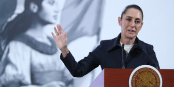 MEX6818. CIUDAD DE MÉXICO (MÉXICO), 01/07/2025.- La presidenta de México, Claudia Sheinbaum, participa durante una rueda de prensa este martes, en Palacio Nacional de la Ciudad de México (México). Sheinbaum rechazó la criminalización de migrantes en Estados Unidos, en medio de la apertura de 'Alligator Alcatraz' (Alcatraz caimán), un nuevo centro de detención en el estado de Florida que será visitado hoy por Donald Trump. EFE/Mario Guzmán