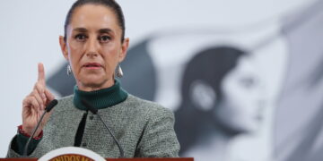 MEX7025. CIUDAD DE MÉXICO (MÉXICO), 04/07/2025.- La presidenta de México, Claudia Sheinbaum, habla durante una rueda de prensa este viernes, en el Palacio Nacional de Ciudad de México (México). Sheinbaum expresó su desacuerdo con el plan fiscal aprobado el jueves por el Congreso de EE.UU. que, entre otras cosas, contempla un presupuesto de 170.000 millones de dólares para reforzar la seguridad fronteriza, las deportaciones y la construcción de centros de detención de migrantes como el conocido como 'Alligator Alcatraz'. EFE/ Mario Guzmán