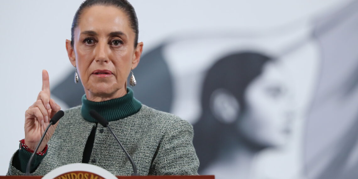 MEX7025. CIUDAD DE MÉXICO (MÉXICO), 04/07/2025.- La presidenta de México, Claudia Sheinbaum, habla durante una rueda de prensa este viernes, en el Palacio Nacional de Ciudad de México (México). Sheinbaum expresó su desacuerdo con el plan fiscal aprobado el jueves por el Congreso de EE.UU. que, entre otras cosas, contempla un presupuesto de 170.000 millones de dólares para reforzar la seguridad fronteriza, las deportaciones y la construcción de centros de detención de migrantes como el conocido como 'Alligator Alcatraz'. EFE/ Mario Guzmán