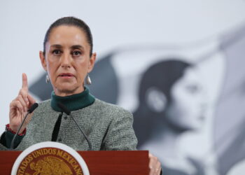 MEX7025. CIUDAD DE MÉXICO (MÉXICO), 04/07/2025.- La presidenta de México, Claudia Sheinbaum, habla durante una rueda de prensa este viernes, en el Palacio Nacional de Ciudad de México (México). Sheinbaum expresó su desacuerdo con el plan fiscal aprobado el jueves por el Congreso de EE.UU. que, entre otras cosas, contempla un presupuesto de 170.000 millones de dólares para reforzar la seguridad fronteriza, las deportaciones y la construcción de centros de detención de migrantes como el conocido como 'Alligator Alcatraz'. EFE/ Mario Guzmán