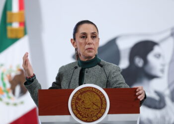 MEX7005. CIUDAD DE MÉXICO (MÉXICO), 04/07/2025.- La presidenta de México, Claudia Sheinbaum, participa este viernes durante una rueda de prensa en Palacio Nacional de la Ciudad de México (México). Sheinbaum informó que espera "la deportación" del boxeador mexicano Julio César Chávez Jr. para que cumpla su "sentencia" en México, luego de su detención en Estados Unidos y la confirmación de la Fiscalía General de la República (FGR) mexicana de una orden de aprehensión por delincuencia organizada y tráfico de armas.  EFE/Mario Guzmán