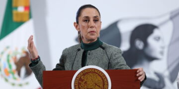 MEX7005. CIUDAD DE MÉXICO (MÉXICO), 04/07/2025.- La presidenta de México, Claudia Sheinbaum, participa este viernes durante una rueda de prensa en Palacio Nacional de la Ciudad de México (México). Sheinbaum informó que espera "la deportación" del boxeador mexicano Julio César Chávez Jr. para que cumpla su "sentencia" en México, luego de su detención en Estados Unidos y la confirmación de la Fiscalía General de la República (FGR) mexicana de una orden de aprehensión por delincuencia organizada y tráfico de armas.  EFE/Mario Guzmán