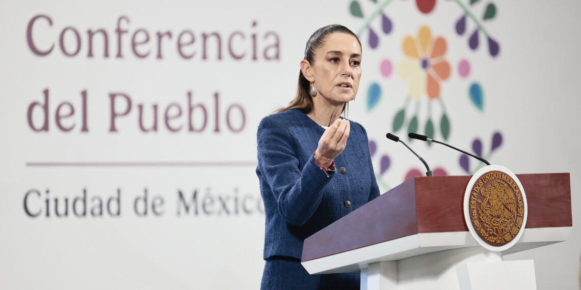 MEX8321. CIUDAD DE MÉXICO (MÉXICO), 21/07/2025.- La presidenta de México, Claudia Sheinbaum, habla durante una rueda de prensa este lunes, en Palacio Nacional en la Ciudad de México (México). Sheinbaum señaló que no hay razón para que el Gobierno de Estados Unidos imponga restricciones a aerolíneas mexicanas, especialmente a la alianza entre las compañías Aeroméxico y Delta, por considerar que el gobierno mexicano incumple con acuerdos bilaterales. EFE/ José Méndez