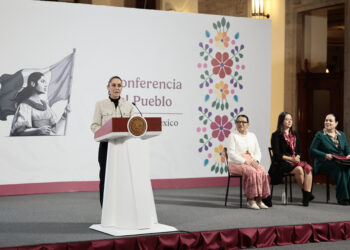 MEX8461. CIUDAD DE MÉXICO (MÉXICO), 24/07/2025.- La presidenta de México, Claudia Sheinbaum (i), participa durante su conferencia de prensa matutina este jueves en Palacio Nacional de la Ciudad de México (México). EFE/José Méndez