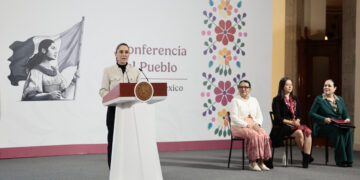 MEX8461. CIUDAD DE MÉXICO (MÉXICO), 24/07/2025.- La presidenta de México, Claudia Sheinbaum (i), participa durante su conferencia de prensa matutina este jueves en Palacio Nacional de la Ciudad de México (México). EFE/José Méndez