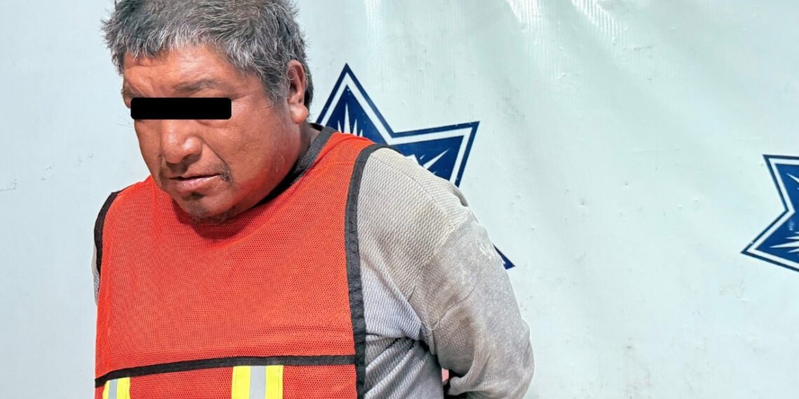 La víctima fue localizada sin vida en la vía pública; testigos señalaron al agresor, quien fue detenido con el arma presuntamente utilizada en el ataque.