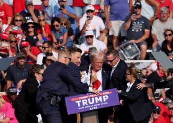 El candidato republicano y expresidente de Estados Unidos Donald Trump es asistido por personal del Servicio Secreto de Estados Unidos después de que se produjeran disparos durante un mitin de campaña en el Butler Farm Show en Butler, Pensilvania
 July 13, 2024. REUTERS/Brendan McDermid