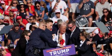 El candidato republicano y expresidente de Estados Unidos Donald Trump es asistido por personal del Servicio Secreto de Estados Unidos después de que se produjeran disparos durante un mitin de campaña en el Butler Farm Show en Butler, Pensilvania
 July 13, 2024. REUTERS/Brendan McDermid