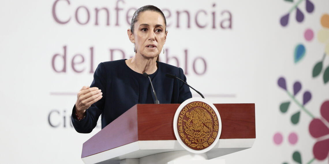 MEX8601. CIUDAD DE MÉXICO (MÉXICO), 25/07/2025.- La presidenta de México, Claudia Sheinbaum, habla en una rueda de prensa este viernes, en el Palacio Nacional de la Ciudad de México (México). Sheinbaum aseguró que va a pacificar Sinaloa, estado del noroeste de México que desde hace un año afronta una escalada de violencia por la pugna interna del Cártel de Sinaloa, tras la detención el año pasado de Ismael 'el Mayo Zambada, cofundador de la organización, en Estados Unidos. EFE/José Méndez