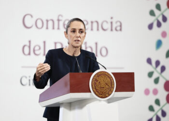 MEX8601. CIUDAD DE MÉXICO (MÉXICO), 25/07/2025.- La presidenta de México, Claudia Sheinbaum, habla en una rueda de prensa este viernes, en el Palacio Nacional de la Ciudad de México (México). Sheinbaum aseguró que va a pacificar Sinaloa, estado del noroeste de México que desde hace un año afronta una escalada de violencia por la pugna interna del Cártel de Sinaloa, tras la detención el año pasado de Ismael 'el Mayo Zambada, cofundador de la organización, en Estados Unidos. EFE/José Méndez