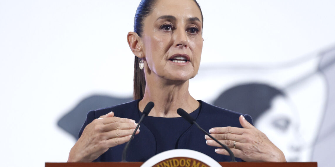 MEX7270. CIUDAD DE MÉXICO (MÉXICO), 08/07/2025.- La presidenta de México, Claudia Sheinabaum, habla durante una rueda de prensa este martes, en el Palacio Nacional de la Ciudad de México (México). Sheinbaum confirmó que una persona de origen mexicano falleció, mientras que otra más se encuentra desaparecida, tras las inundaciones registradas en el centro-sur de Texas, Estados Unidos, que han superado las 100 víctimas mortales. EFE/sáshenka Gutiérrez