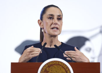 MEX7270. CIUDAD DE MÉXICO (MÉXICO), 08/07/2025.- La presidenta de México, Claudia Sheinabaum, habla durante una rueda de prensa este martes, en el Palacio Nacional de la Ciudad de México (México). Sheinbaum confirmó que una persona de origen mexicano falleció, mientras que otra más se encuentra desaparecida, tras las inundaciones registradas en el centro-sur de Texas, Estados Unidos, que han superado las 100 víctimas mortales. EFE/sáshenka Gutiérrez