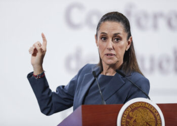 MEX8011. CIUDAD DE MÉXICO (MÉXICO), 17/07/2025.- La presidenta de México, Claudia Sheinbaum, habla durante una rueda de prensa este jueves, en el Palacio Nacional, en Ciudad de México (México). Sheinbaum pidió a Estados Unidos reconocer que tiene un problema grave de consumo de drogas" y aseguró que tal vez le falta información al presidente, Donald Trump, sobre lo que su país hace para frenar el tráfico de sustancias ilícitas ante las acusaciones del mandatario estadounidense. EFE/ Isaac Esquivel